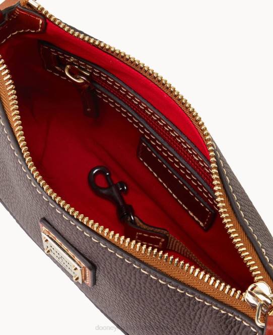 Dooney & Bourke izzy pose med småsten JV0J2508 poser brun tmoro