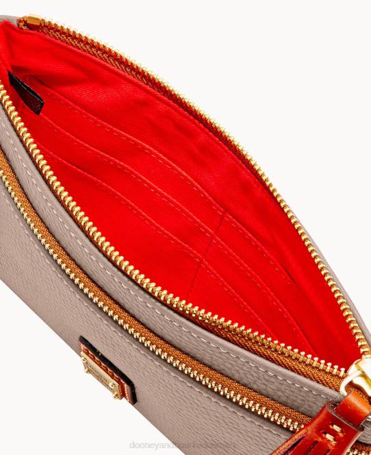 Dooney & Bourke pebble grain dobbelt lynlås armbånd JV0J4201 poser taupe
