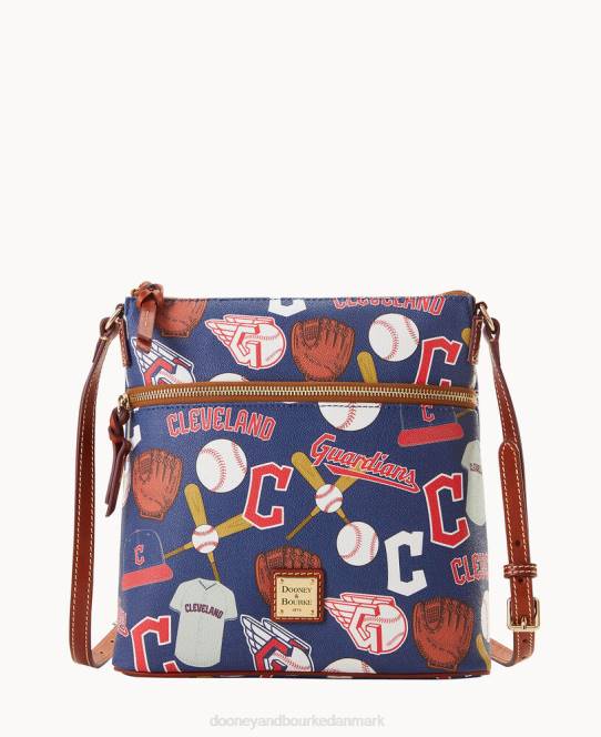 Dooney & Bourke cleveland crossbody JV0J2265 poser værger
