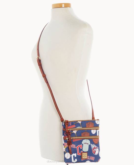 Dooney & Bourke cleveland n s crossbody med tredobbelt lynlås JV0J1978 poser værger