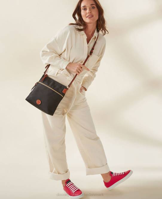 Dooney & Bourke crossbody i nylon JV0J2365 poser sort