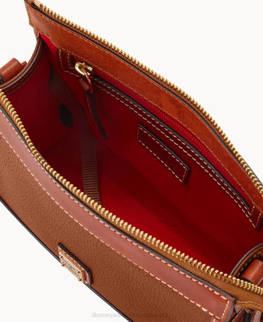 Dooney & Bourke crossbody med lille mønthylster med lynlås JV0J2823 poser karamel