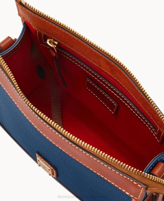 Dooney & Bourke crossbody med lille mønthylster med lynlås JV0J2825 poser jeans