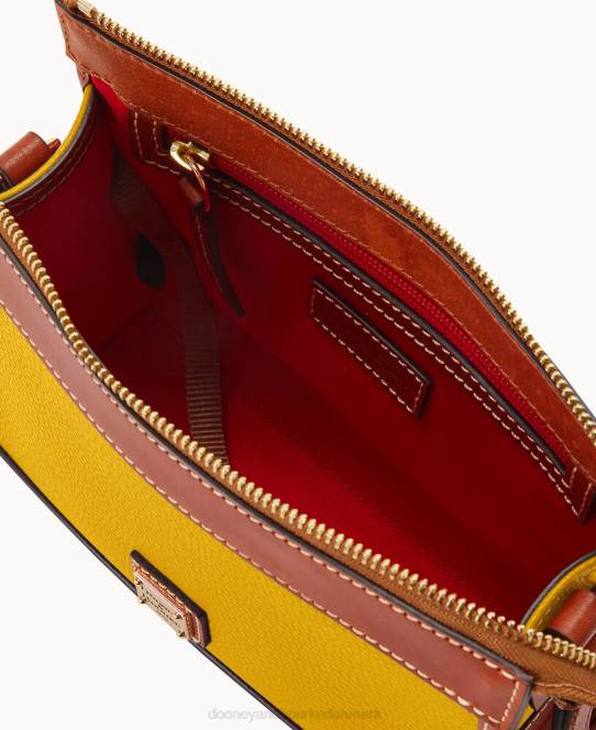 Dooney & Bourke crossbody med lille mønthylster med lynlås JV0J2827 poser sennep