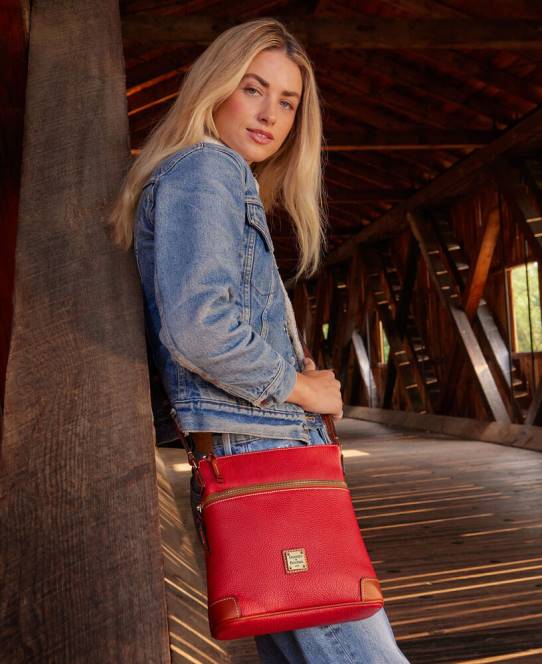 Dooney & Bourke crossbody med småsten JV0J1657 poser sort
