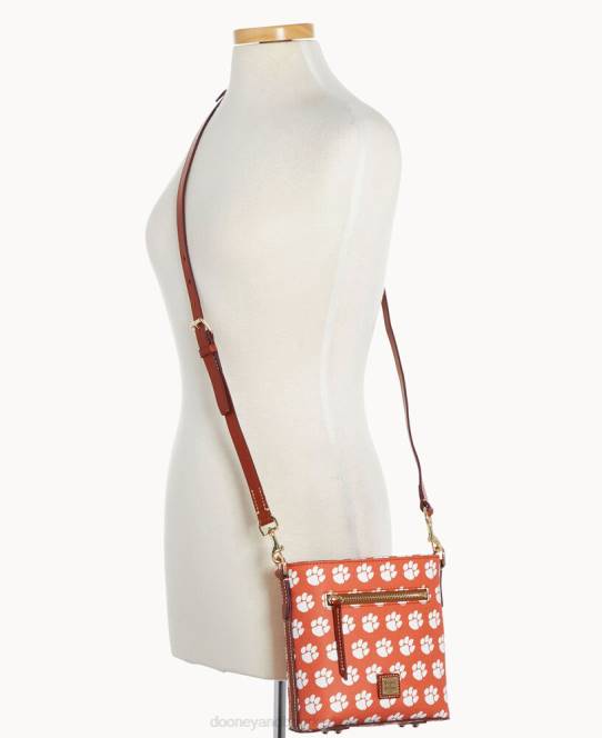 Dooney & Bourke kollegial lille crossbody med lynlås JV0J2004 poser Clemson