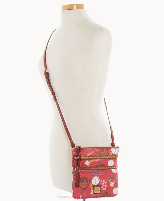 Dooney & Bourke mlb n s tredobbelt lynlås crossbody JV0J1907 poser kardinaler