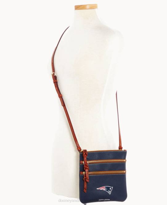 Dooney & Bourke nfl crossbody med tredobbelt lynlås JV0J1737 poser patrioter