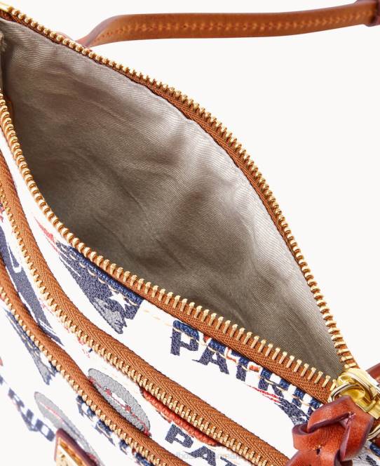 Dooney & Bourke nfl n s tredobbelt lynlås crossbody JV0J1975 poser patrioter
