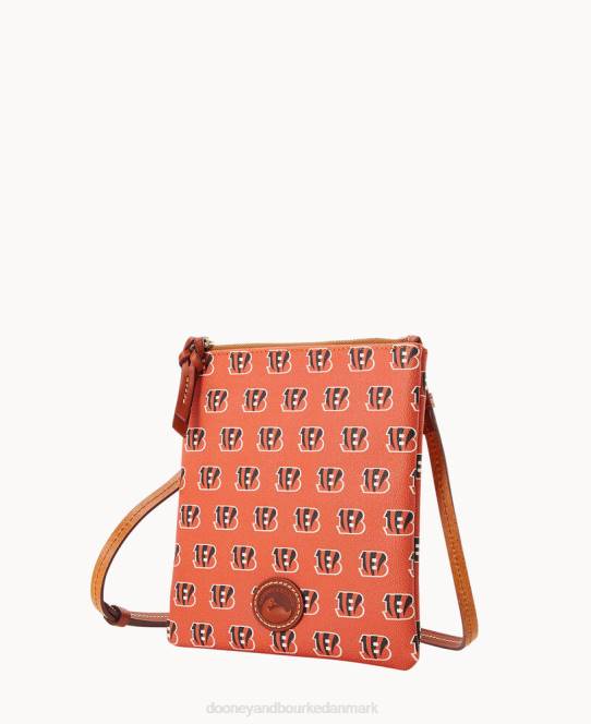 Dooney & Bourke nfl nord syd top zip crossbody JV0J2607 poser bengalerne