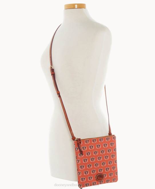 Dooney & Bourke nfl nord syd top zip crossbody JV0J2607 poser bengalerne