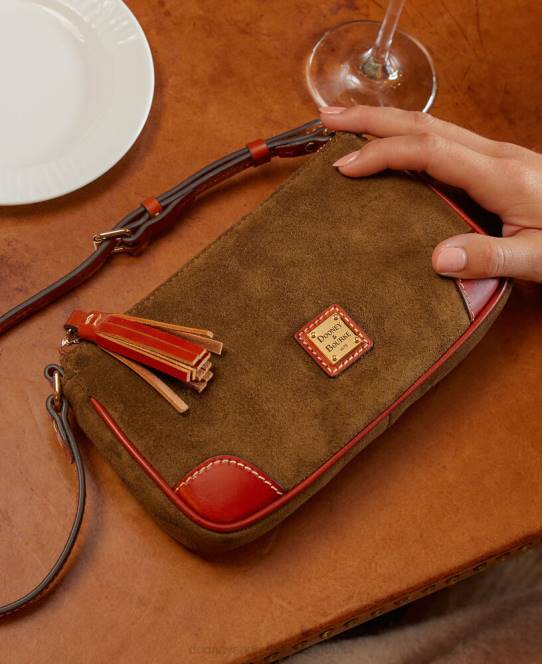 Dooney & Bourke slank crossbody i ruskind JV0J2553 poser brun tmoro
