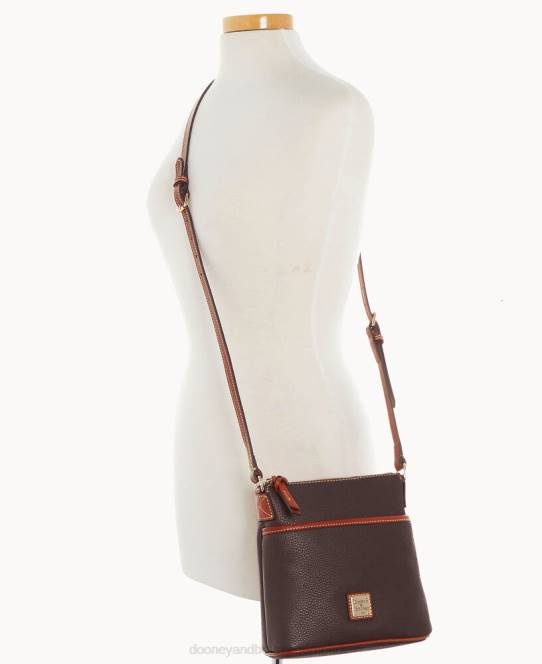 Dooney & Bourke småsten korn lille hverdag crossbody JV0J2578 poser brun tmoro