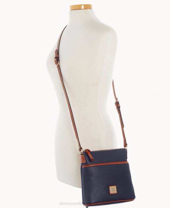 Dooney & Bourke småsten korn lille hverdag crossbody JV0J2583 poser midnatsblå