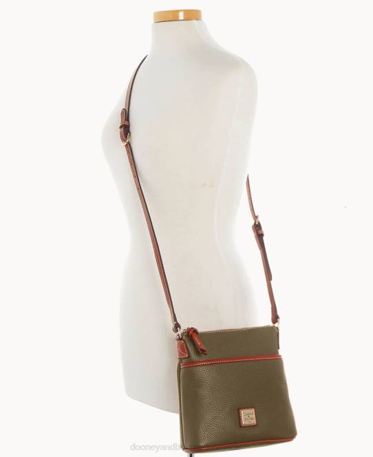 Dooney & Bourke småsten korn lille hverdag crossbody JV0J2584 poser oliven