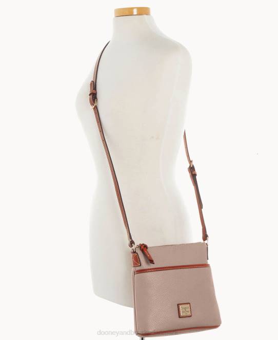 Dooney & Bourke småsten korn lille hverdag crossbody JV0J2586 poser taupe
