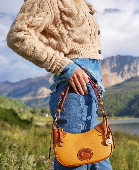 Dooney & Bourke alt vejr læder 3.0 demi skulder 22 JV0J3521 poser taupe