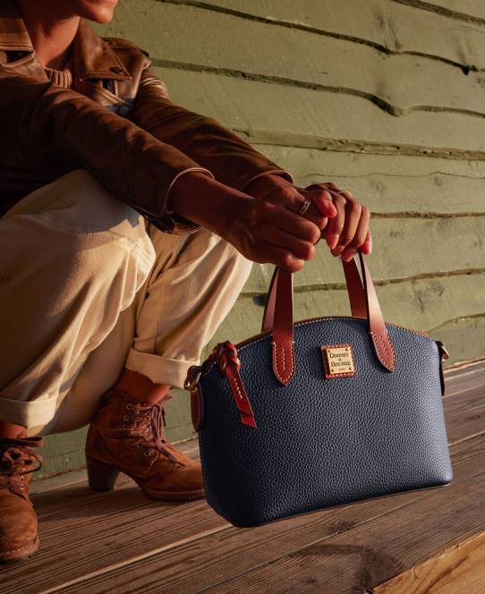 Dooney & Bourke Rubypose med småsten med karton JV0J719 poser karamel