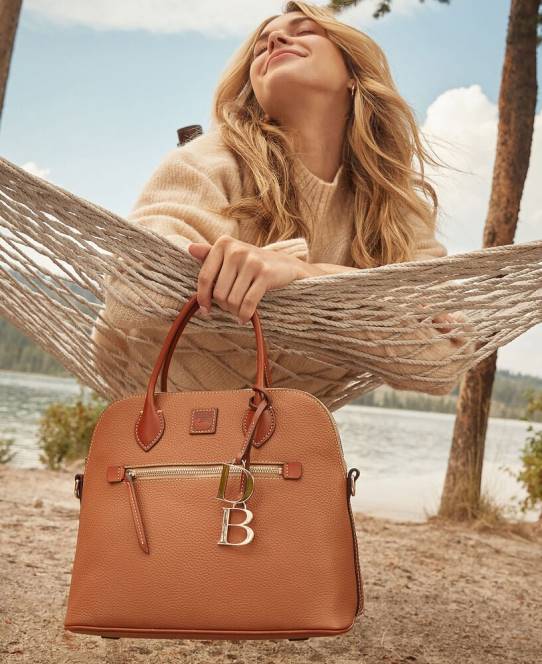 Dooney & Bourke småstenskorn stor kuppeltaske JV0J1543 poser blomme vin