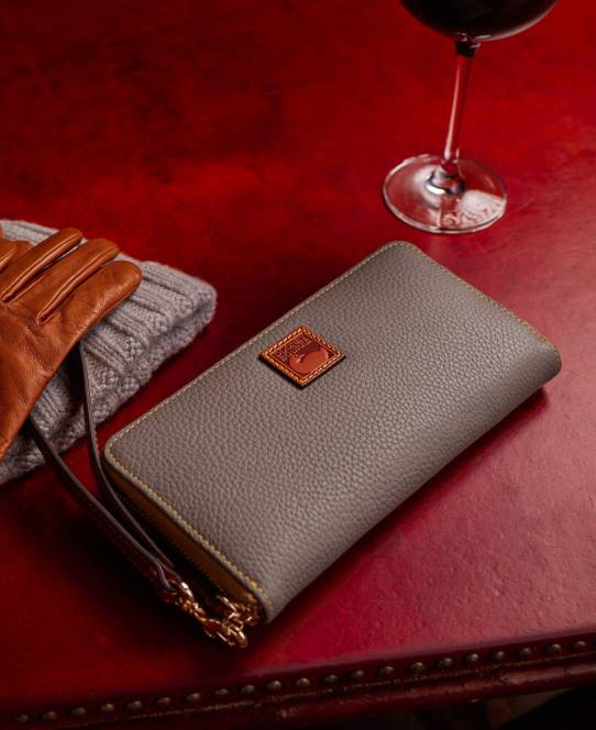 Dooney & Bourke småsten med stor lynlås rundt om armbånd JV0J4158 tilbehør karamel